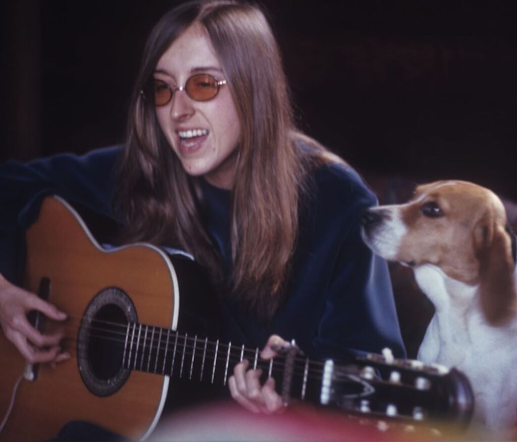 Photo 7- Judee with guitar and dog-February 1971 (Credit_ Greenwich Entertainment)aa